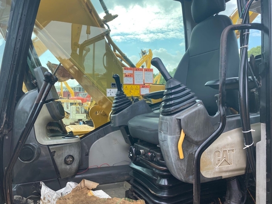 Excavateur CAT 318D en excellent état avec peu d'heures de travail 0-2000