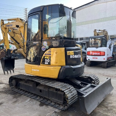 En bon état, excavateur Komatsu PC50 d'occasion, couleur originale et type à rampe.