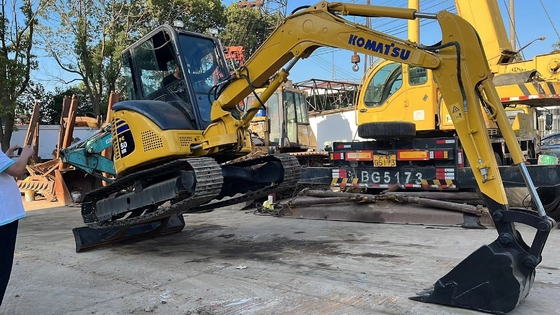 En bon état, excavateur Komatsu PC50 d'occasion, couleur originale et type à rampe.