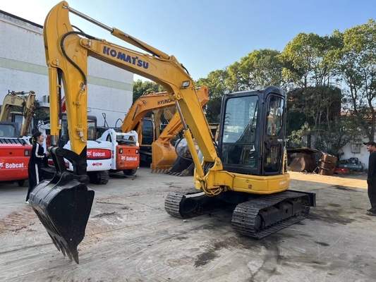 En bon état, excavateur Komatsu PC50 d'occasion, couleur originale et type à rampe.