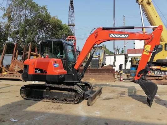 Excavateur d'occasion Doosan DX60 de 6 tonnes en parfait état