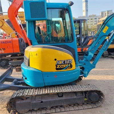 Une mini-pelée Kubota U15 en bon état avec une puissance de 9,6 kW et une soupape hydraulique originale.
