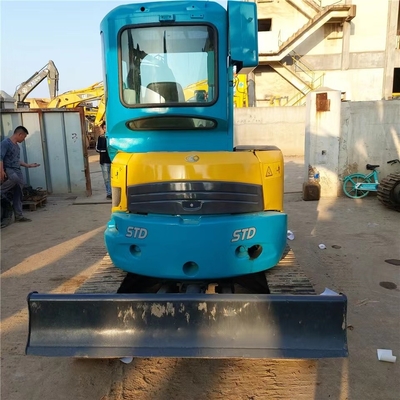 Une mini-pelée Kubota U15 en bon état avec une puissance de 9,6 kW et une soupape hydraulique originale.