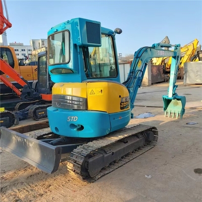 Une mini-pelée Kubota U15 en bon état avec une puissance de 9,6 kW et une soupape hydraulique originale.