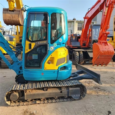 Une mini-pelée Kubota U15 en bon état avec une puissance de 9,6 kW et une soupape hydraulique originale.