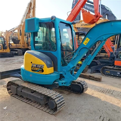Une mini-pelée Kubota U15 en bon état avec une puissance de 9,6 kW et une soupape hydraulique originale.