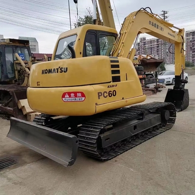 En excellent état, une excavatrice de 6 tonnes Komatsu PC60 est prête à fonctionner.