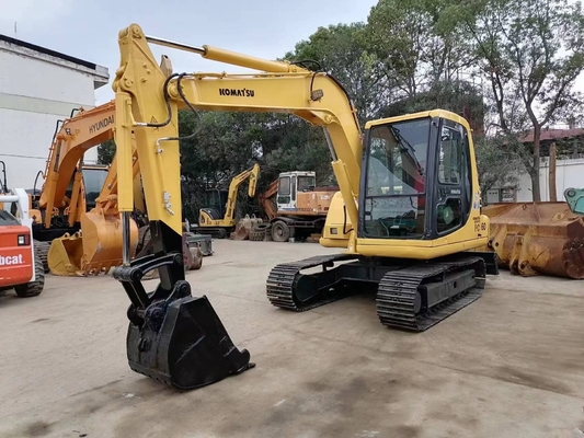 En excellent état, une excavatrice de 6 tonnes Komatsu PC60 est prête à fonctionner.