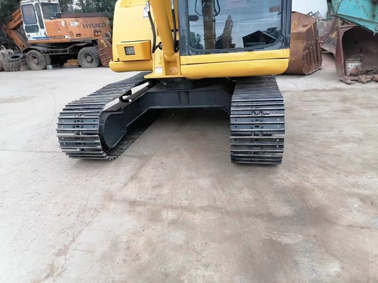 En excellent état, une excavatrice de 6 tonnes Komatsu PC60 est prête à fonctionner.