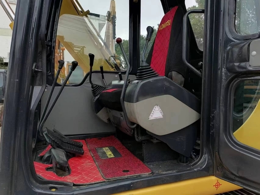 En excellent état, une excavatrice de 6 tonnes Komatsu PC60 est prête à fonctionner.