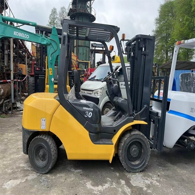 En bon état, le chariot élévateur japonais original Komatsu 3T, avec peu d'heures de travail et en 2022