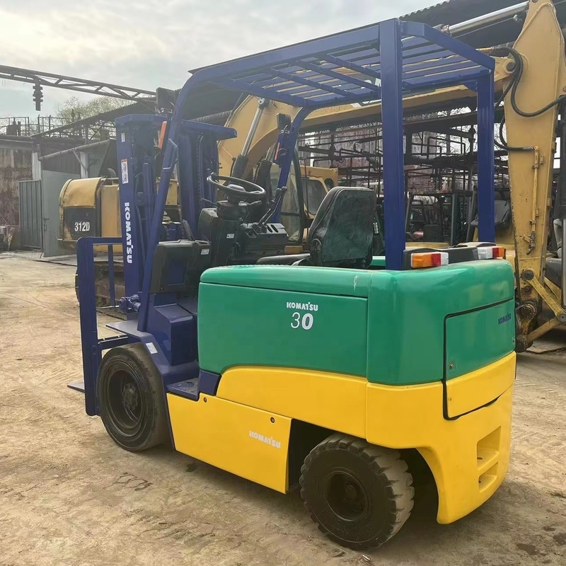 Faible temps de travail et bon état Le chariot élévateur Komatsu 3T FD30 pour les travaux de construction