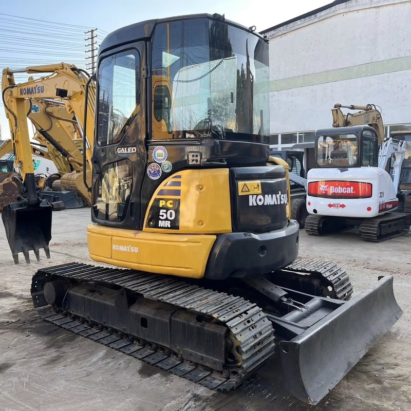 En bon état, excavateur Komatsu PC50 d'occasion, couleur originale et type à rampe.