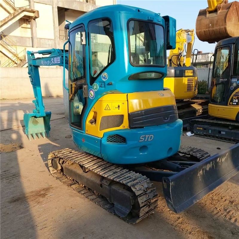 Une mini-pelée Kubota U15 en bon état avec une puissance de 9,6 kW et une soupape hydraulique originale.