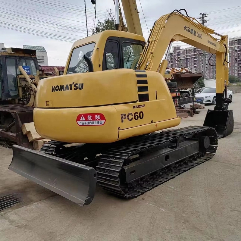 En excellent état, une excavatrice de 6 tonnes Komatsu PC60 est prête à fonctionner.